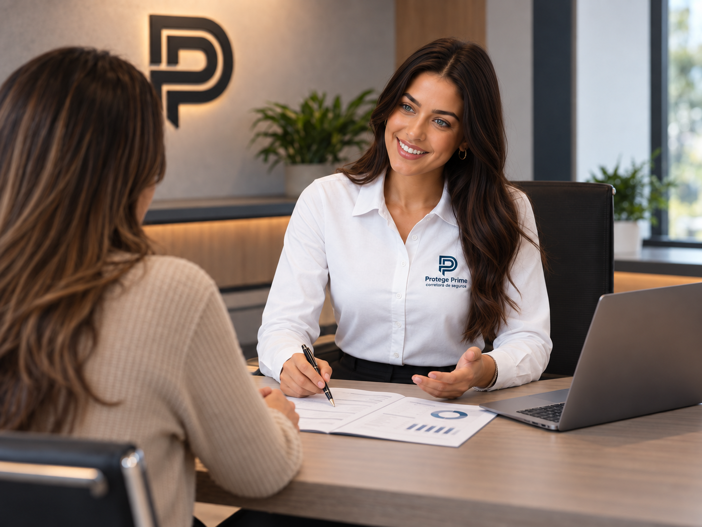 Consultora da Protege Prime explicando uma proposta de seguro para uma cliente